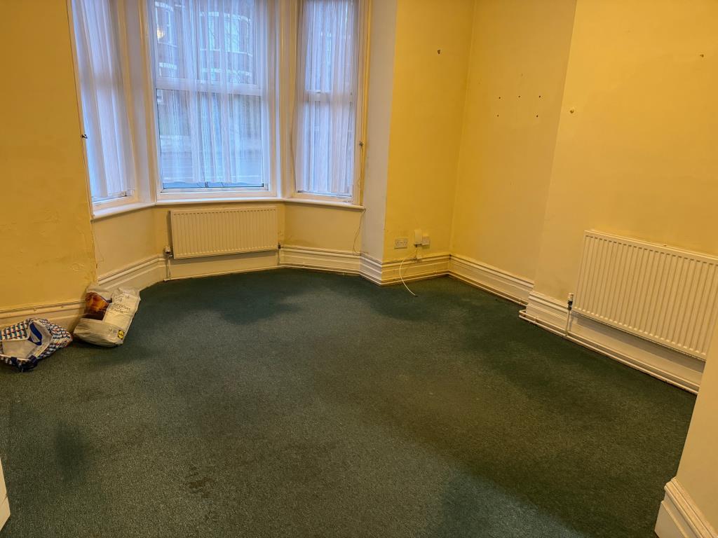 Lot: 129 - FREEHOLD ARRANGED AS TWO DWELLINGS WITH PARKING - Ground floor flat living room